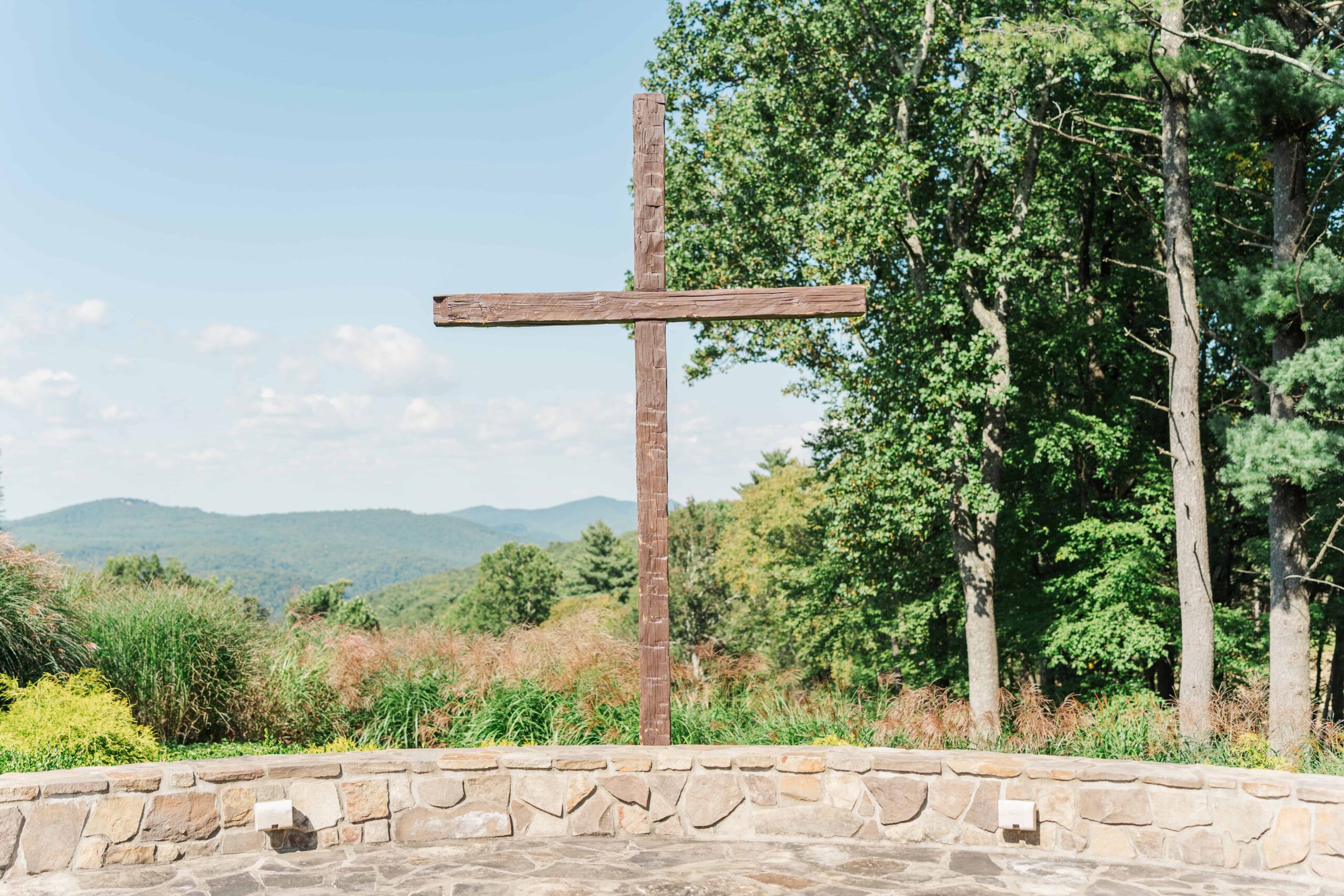 Mountain views behind wedding altar at Olde Beau Resort & Golf Club